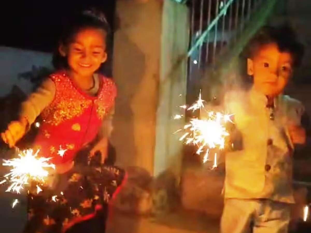 श्रीनगर में दीयों की रोशनी से जगमग रहा घर-आंगन