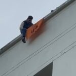 बड़ी खबर : SGRR यूनिवर्सिटी में हुआ हाई वोल्टेज ड्रामा, अपनी मांगों को मनवाने के लिए छत पर चढ़ा आंदोलरत छात्र