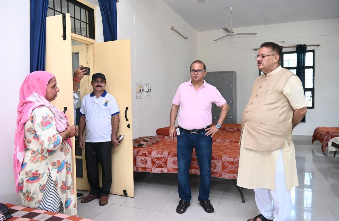 सैनिक विश्राम गृह का हुआ औचक निरीक्षण, अधिकारियों को सख्त निर्देश