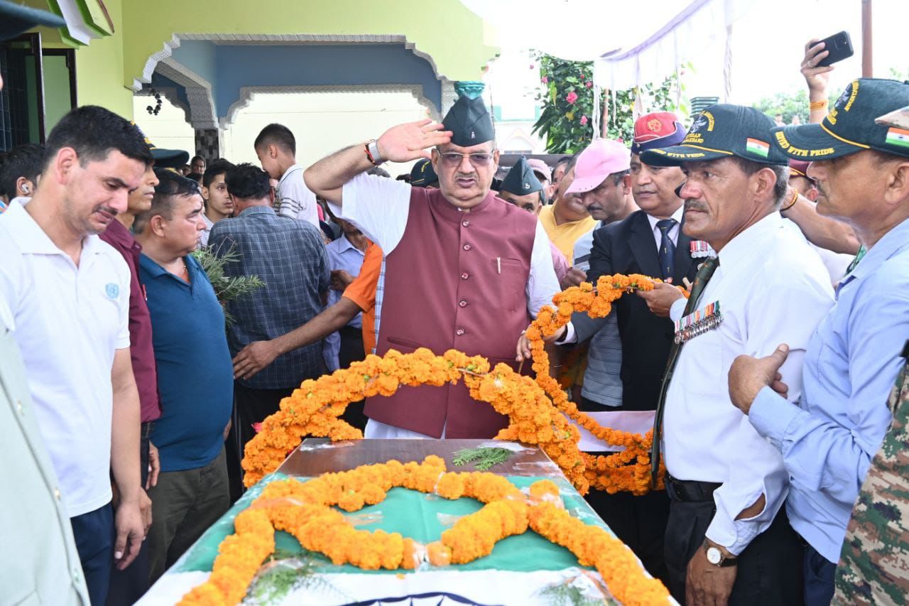 सैनिक कल्याण मंत्री जोशी ने नयागांव रतनपुर निवासी हवलदार दीपेंद्र कंडारी को किया पुष्पांजलि अर्पित