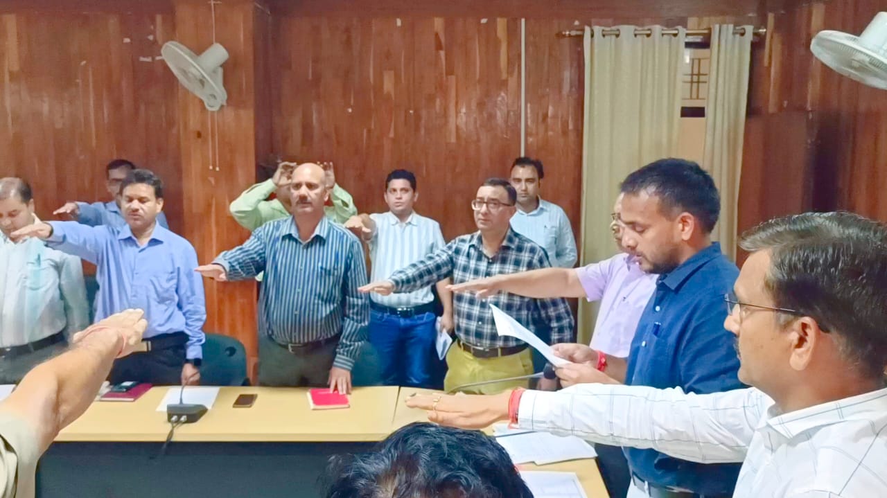 जिलाधिकारी सौरभ गहरवार द्वारा विकास भवन सभागार में दिलाई गई नशा मुक्ति शपथ