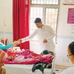 फल वितरण कर मनाया सांसद माला राज्य लक्ष्मी का जन्मदिवस