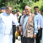 मड़वे की फसल देखने खेतों में पहुँचे कृषि मंत्री गणेश जोशी