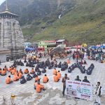 केदारनाथ में मानव श्रृंखला बना कर दिया स्वच्छता का संदेश