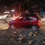 टूटी इंटरलॉकिंग टाइल्स बन रही है, दुर्घटना का कारण