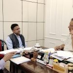 पीएमजीएसवाई के अधिकारियों के साथ बरसात से क्षतिग्रस्त तथा बंद हुई सड़कों की समीक्षा करते ग्राम्य विकास मंत्री गणेश जोशी