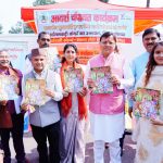 मुख्यमंत्री ने किया इंजी. शौर्य की पुस्तक का विमोचन