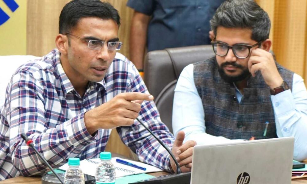 आगामी नगर निकाय चुनाव की तैयारियां पहले से कर लें अधिकारी: डीएम