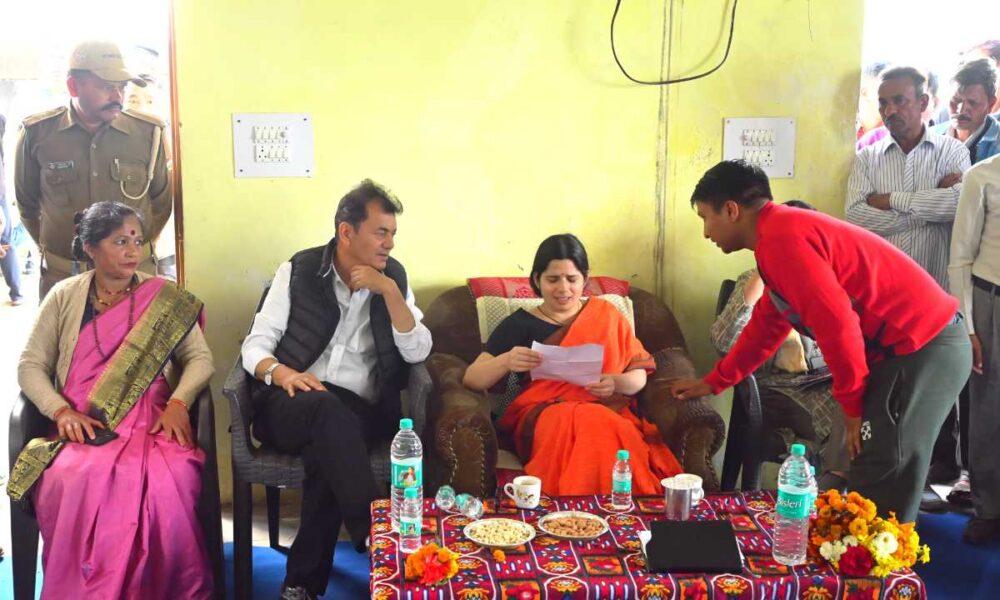 नैनीताल : डीएम वंदना ने आपदा प्रवाहित ग्राम खूपी का भ्रमण कर सुनी जनसमस्याएं…