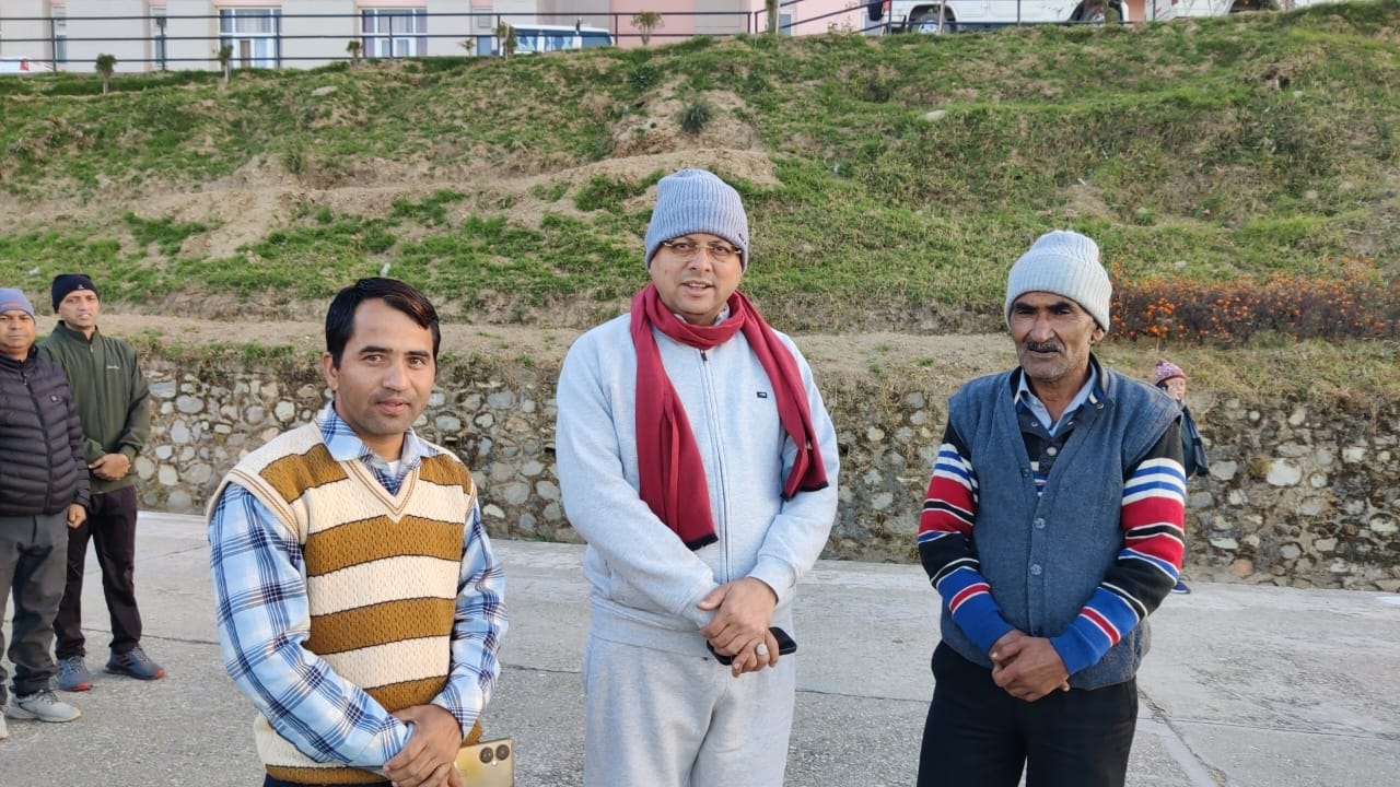 भराड़ीसैंण में मॉर्निंग वॉक के दौरान सीएम पुष्कर सिंह धामी ने स्थानीय लोगों से की मुलाकात
