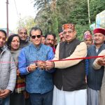 मसूरी में कंपनी गार्डन के नए नाम "अटल उद्यान पार्क" का उद्घाटन करते कैबिनेट मंत्री गणेश जोशी और कैबिनेट मंत्री प्रेम चंद्र अग्रवाल