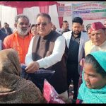 मंत्री ने निर्धन, बेसहारा, विधवाओं एवं दिव्यांगजनों को वितरित किए कंबल