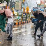 बारिश-ओले के साथ सर्दी का डबल अटैक, दिल्ली-यूपी में हो रही बूंदाबांदी