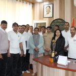 मैत्री मैच में विजेता उत्तरकाशी पुलिस टीम को एसपी उत्तरकाशी द्वारा किया गया सम्मानित