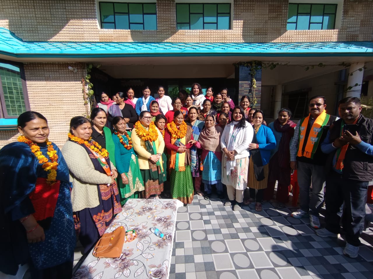 भाजपा महापौर प्रत्याशी सौरभ थपलियाल की माता उषा थपलियाल ने भी की जनता से वोट की अपील