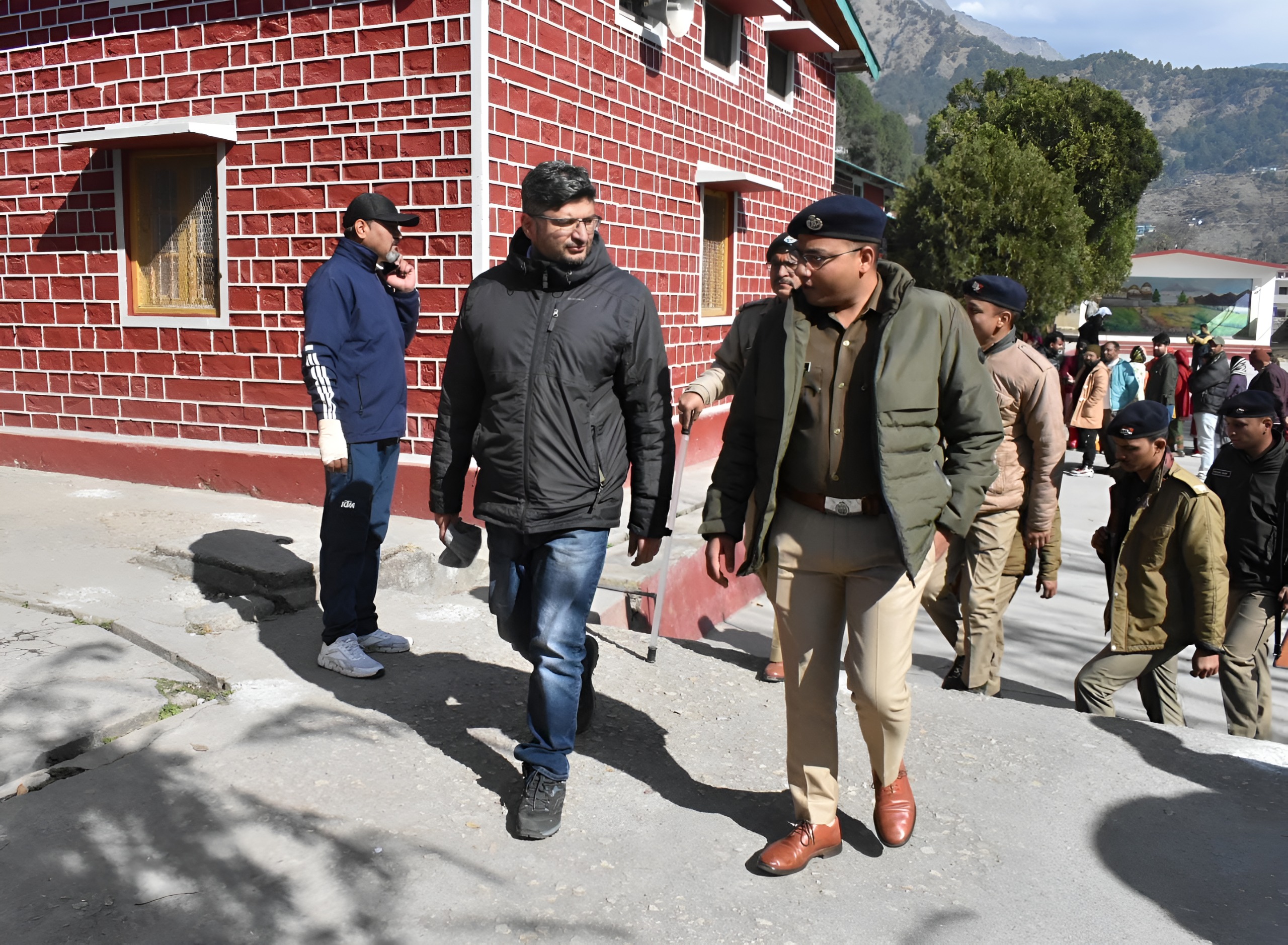 नगर निकाय चुनाव को लेकर डीएम व एसपी ने किया मतदान केंद्रों का निरीक्षण, लगातार भ्रमण पर निकल एसपी ले रहें मतदान केंद्रों का जायजा