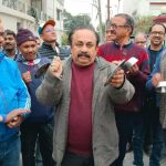 राज्य निगम कर्मचारी अधिकारी महासंघ के आह्वान पर विधायक निवास में थाली बजाकर शासन को सचेत किया