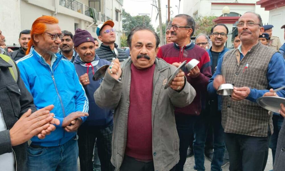 राज्य निगम कर्मचारी अधिकारी महासंघ के आह्वान पर विधायक निवास में थाली बजाकर शासन को सचेत किया