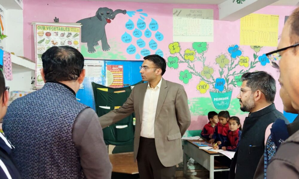 डीएम ने मौके पर ही 3 नवीन कक्षा कक्ष निर्माण, बाउंड्रीवॉल, रसोईघर टाइल को दी स्वीकृति