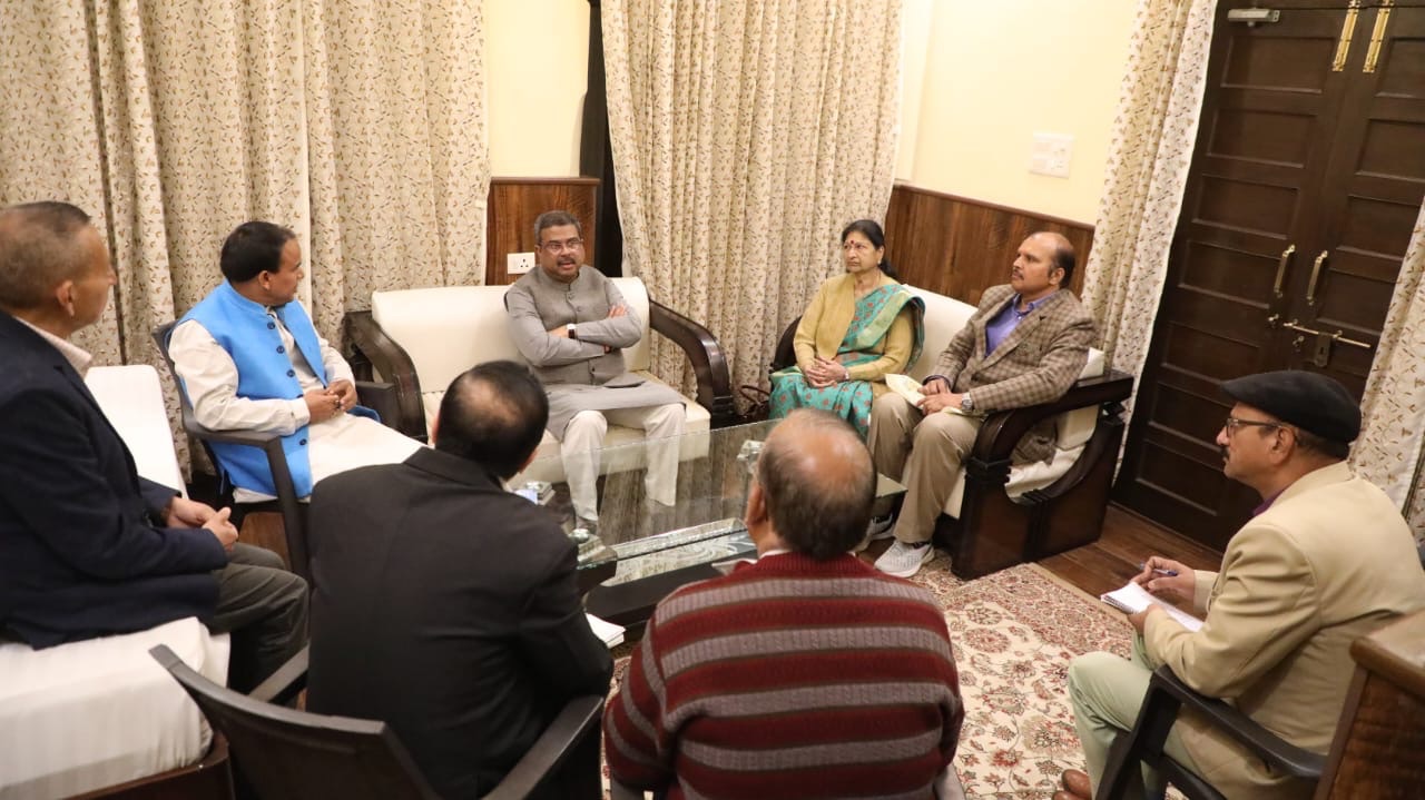 शिक्षा मंत्री डॉ रावत ने केंद्रीय मंत्री को दी एनईपी-2020 के क्रियान्वयन व अन्य योजनाओं की जानकारी