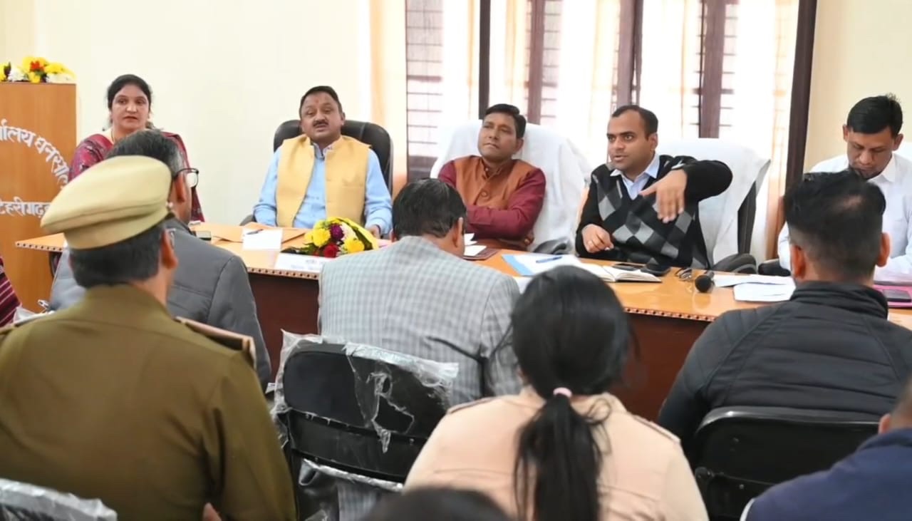 घनसाली में विकास कार्यों की समीक्षा बैठक, आपदा प्रभावित क्षेत्रों में शीघ्र कार्य पूर्ण करने के निर्देश