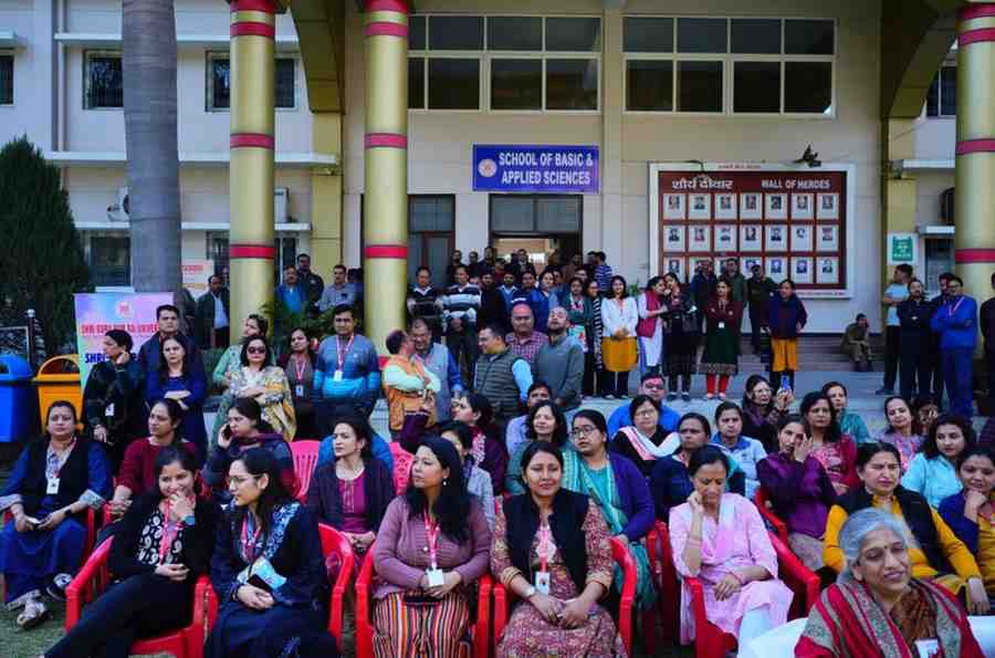 एसजीआरआरयू होली मिलन समारोह में उड़ा रंग गुलाल और जमकर हुई मस्ती
