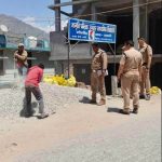 नौगांव में सड़क किनारे से अवैध सामग्री हटायी