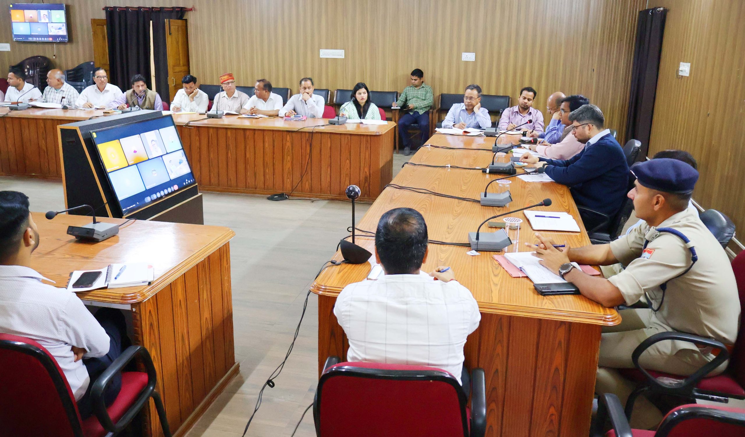 चारधाम यात्रा तैयारियों को लेकर डीएम ने की सभी संबंधित अधिकारियों संग बैठक