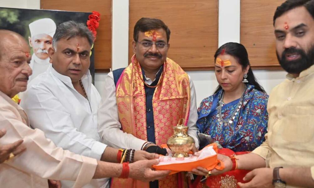 मुख्य सचिव आनन्द बर्द्धन ने चारधाम यात्रा की तैयारियों को लेकर हरिद्वार में अधिकारियों के साथ बैठक की