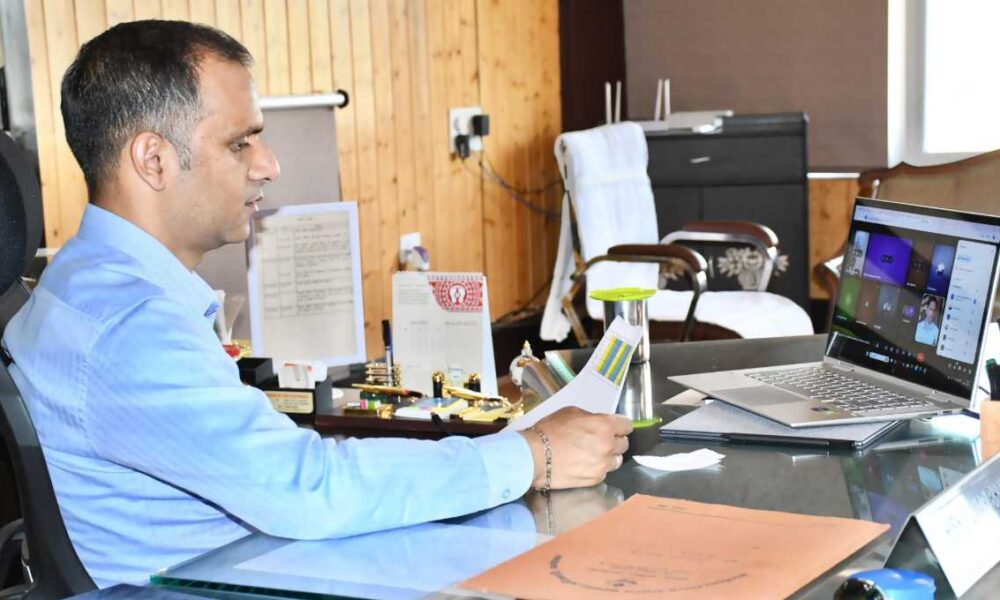 पेंशन आधार सीडिंग व यूसीसी पंजीकरण में तेजी लाएं: डीएम बागेश्वर
