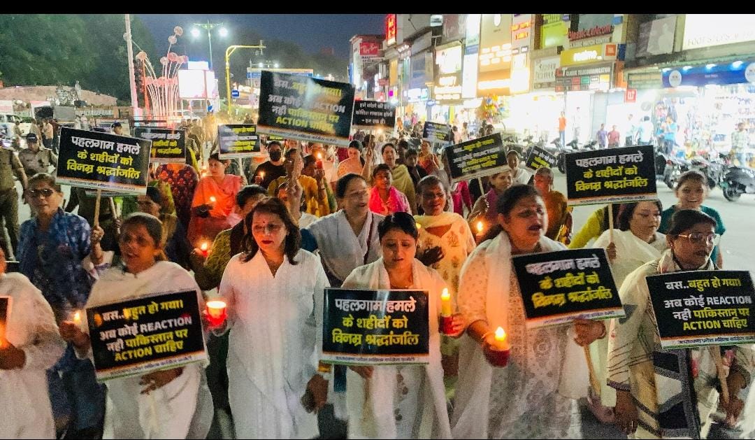 कैन्डल मार्च निकालकर की गई पर्यटकों की आत्मा की शान्ति की प्रार्थना
