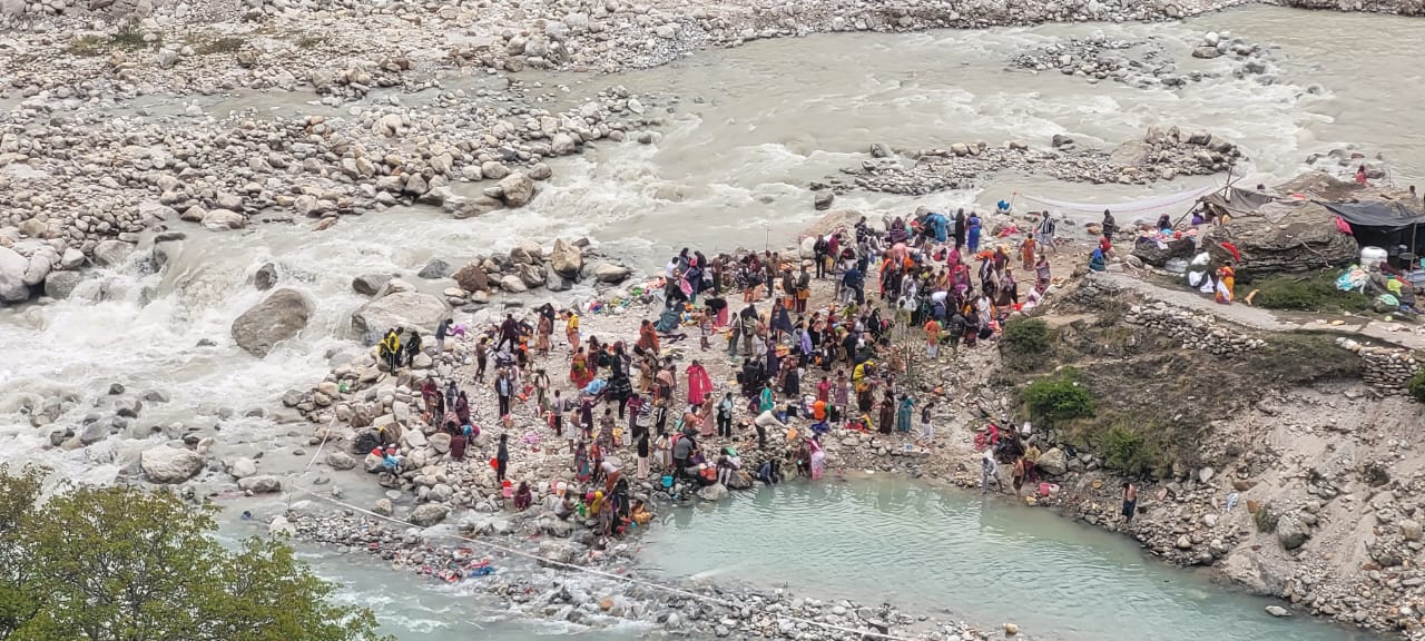 माणा गांव में शुरु हुआ पुष्कर कुंभ, दक्षिण भारत के श्रद्धालुओं ने लगाई आस्था की डुबकी 2 माणा गांव में शुरु हुआ पुष्कर कुंभ, दक्षिण भारत के श्रद्धालुओं ने लगाई आस्था की डुबकी