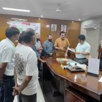 शराब की दुकान न खुलने के आश्वासन पर धरना समाप्त
