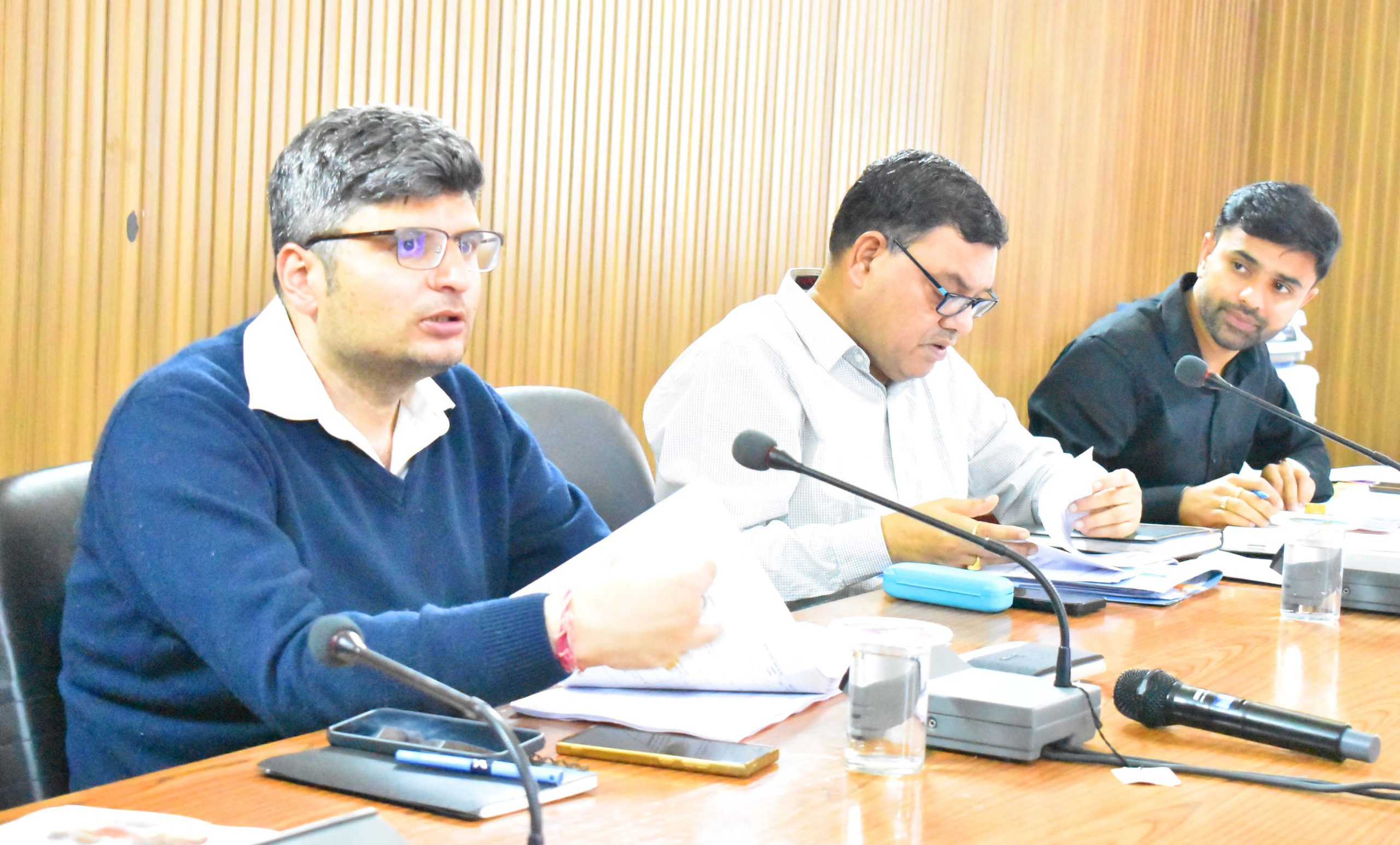 आगामी जिला योजना के प्रस्तावों को लेकर डीएम तिवारी ने सभी विभागों की बैठक ली
