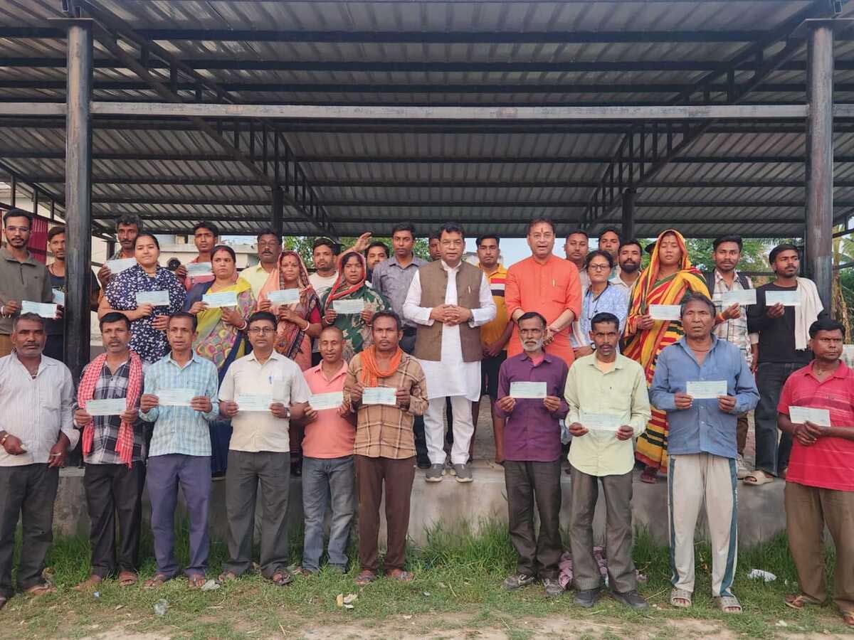विधायक अरोड़ा ने आर्थिक सहायता के चेक सौंपे