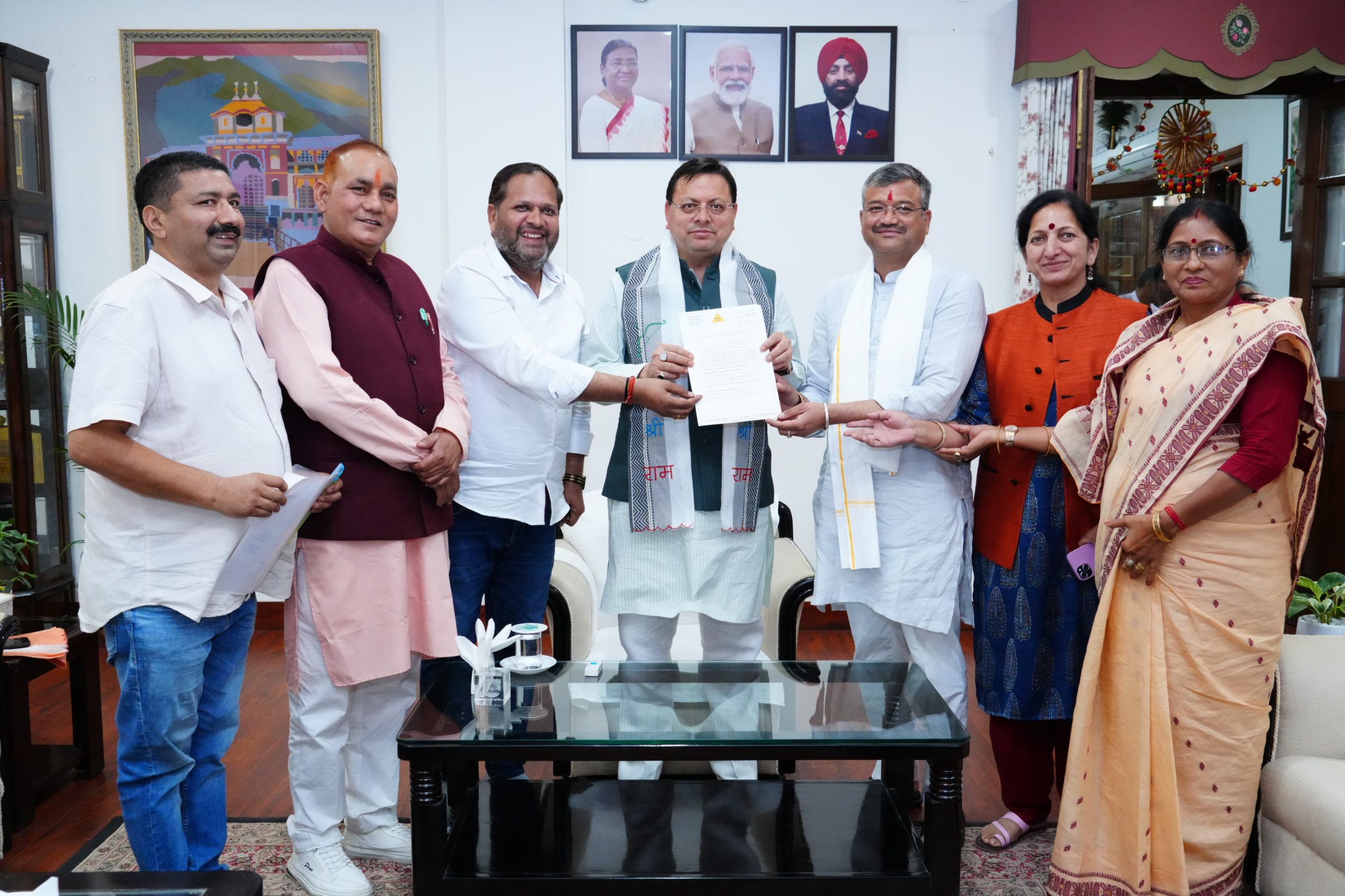 मेयर देहरादून सहित हरिद्वार मेयर एवं विभिन्न नगर पालिका अध्यक्षों ने सीएम धामी से मुलाक़ात की