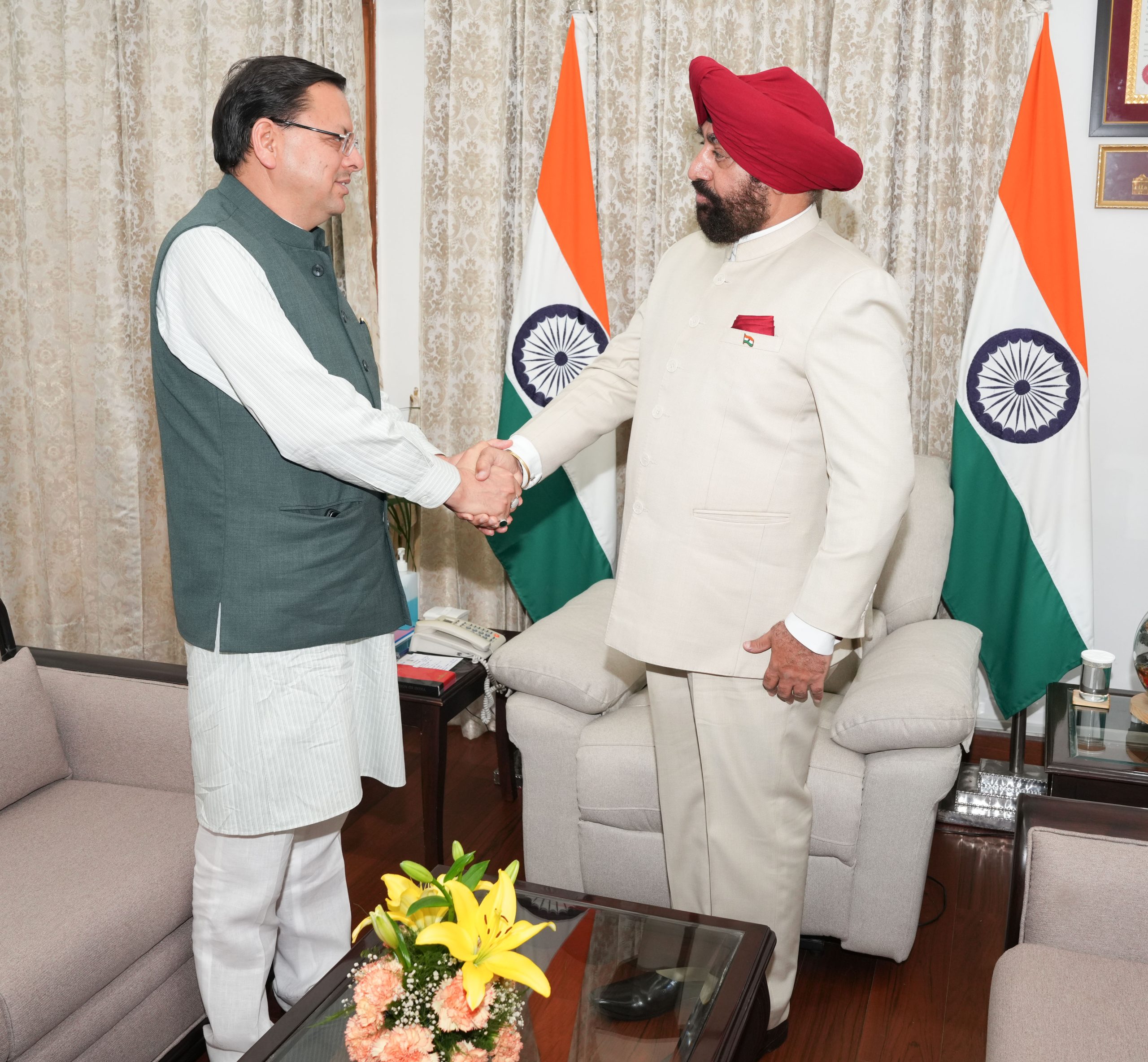 मुख्यमंत्री धामी ने राज्यपाल से शिष्टाचार भेंट की 1 मुख्यमंत्री धामी ने राज्यपाल से शिष्टाचार भेंट की