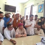 उत्तरकाशी में कांग्रेसियों ने सीएमओ का घेराव किया