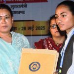 अल्मोड़ा में किशोरी और महिलाओं को स्वच्छता किट वितरित, मंत्री ने किया जागरूक