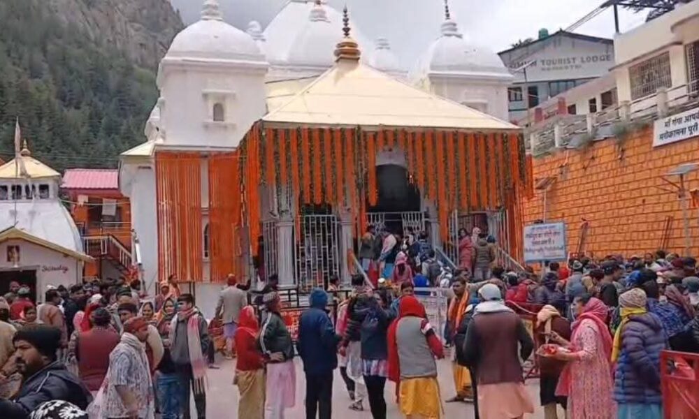 गंगोत्री धाम में तीर्थयात्रियों की संख्या में निरंतर वृद्धि, श्रद्धालुओं ने गंगा घाटों पर आस्था की डुबकी लगाईं