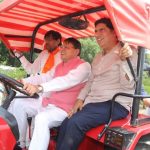 ट्रैक्टर की स्टेयरिंग पर सीएम धामी: जनता से जुड़कर ही होता है सच्चा नेतृत्व
