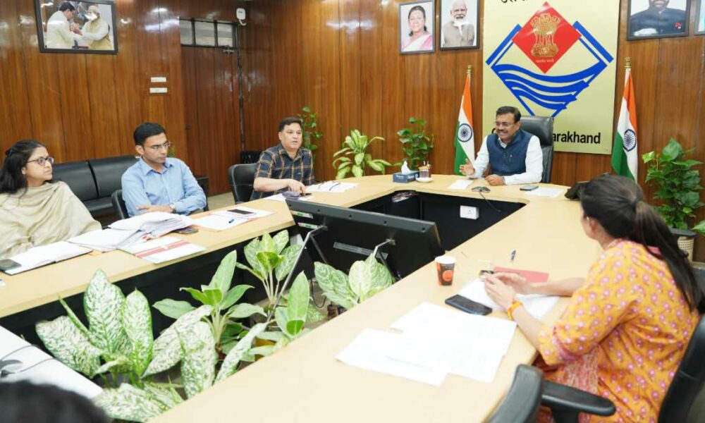 मुख्य सचिव आनंद बर्धन की अध्यक्षता में उत्तराखंड नागरिक उड्डयन (सिविल एविएशन) की समीक्षा बैठक की गई