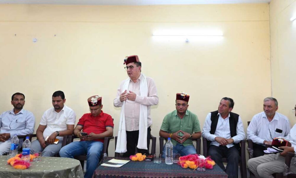 उत्तरकाशी: डीएम डॉ.मेहरबान सिंह बिष्ट ने किया सुदूरवर्ती ब्लाक मोरी का दौरा