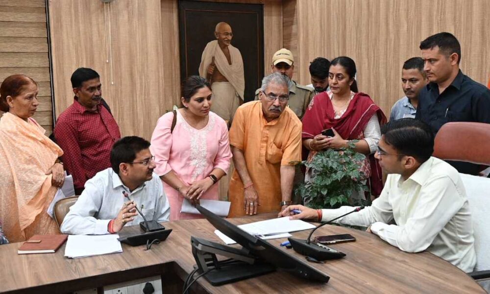 डीएम के जन दर्शन पर बढता जन का विश्वास; समाधान, रोजगार, प्रवर्तन