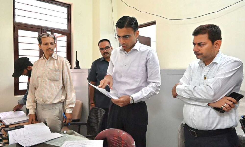 डीएम ने जांची अपने एकीकृत आपदा कन्ट्रोलरूम की नब्जः आला अधिकारियों को प्रोएक्टिव रोल में रहने के दिए निर्देश