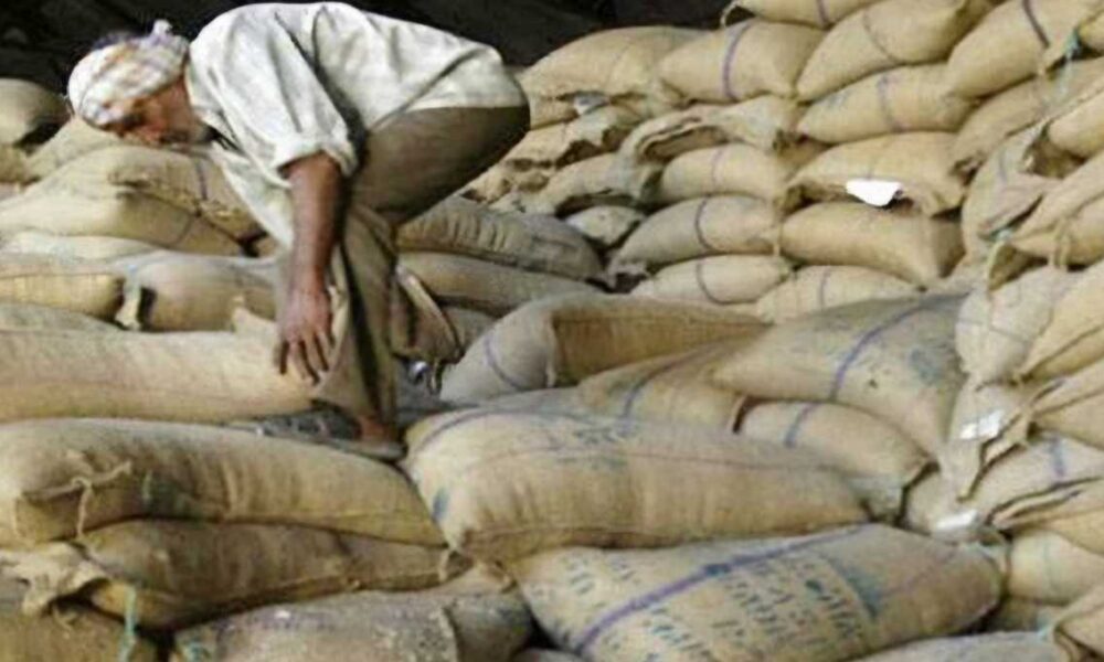 हजारों लोग भीड़ में लगकर राशन लेने को थे मजबूर; डीएम लिया संज्ञान