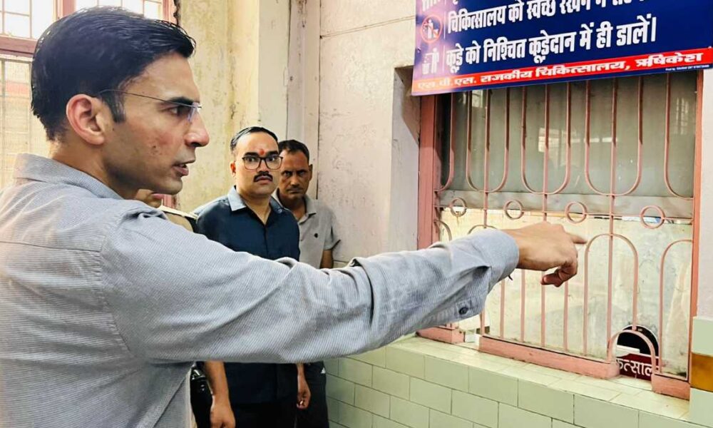 चिकित्सालय में संचालित चन्दन लैब में अव्यवस्थाओं पर भड़क़े डीएम; सीएमएस को 15 दिन में व्यवस्था सुधारने के सख्त निर्देश