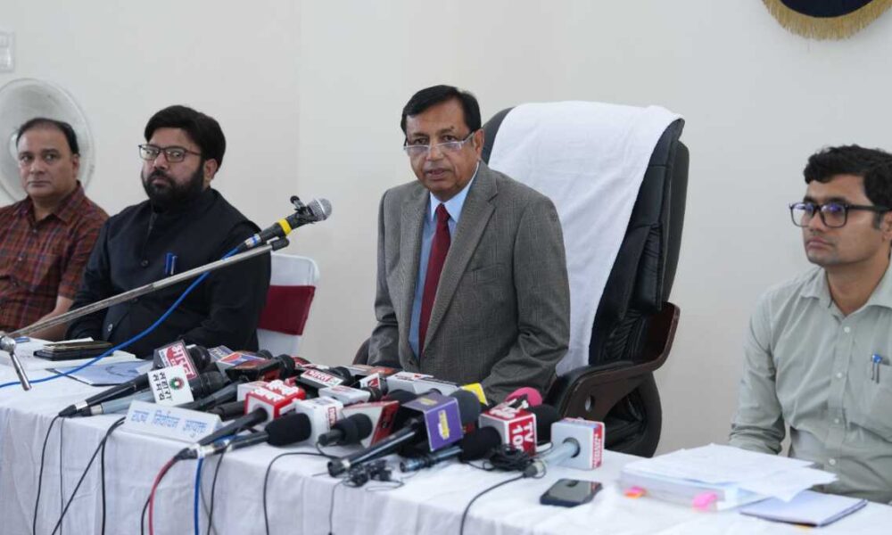उत्तराखंड: त्रिस्तरीय पंचायतों के सामान्य निर्वाचन के लिए राज्य निर्वाचन आयोग द्वारा अधिसूचना जारी 24 उत्तराखंड: त्रिस्तरीय पंचायतों के सामान्य निर्वाचन के लिए राज्य निर्वाचन आयोग द्वारा अधिसूचना जारी