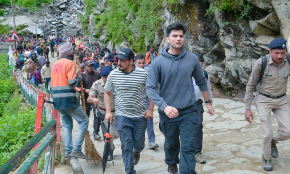 कार्यभार ग्रहण करते ही नवनियुक्त जिलाधिकारी प्रतीक जैन ने पैदल मार्ग से यात्रा कर लिया बाबा केदारनाथ का आशीर्वाद 28 कार्यभार ग्रहण करते ही नवनियुक्त जिलाधिकारी प्रतीक जैन ने पैदल मार्ग से यात्रा कर लिया बाबा केदारनाथ का आशीर्वाद