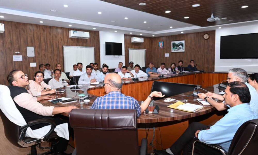 जिलाधिकारी प्रशांत आर्य ने आगामी पंचायत चुनावों को लेकर संबंधित अधिकारियों के साथ समीक्षा बैठक ली 32 जिलाधिकारी प्रशांत आर्य ने आगामी पंचायत चुनावों को लेकर संबंधित अधिकारियों के साथ समीक्षा बैठक ली